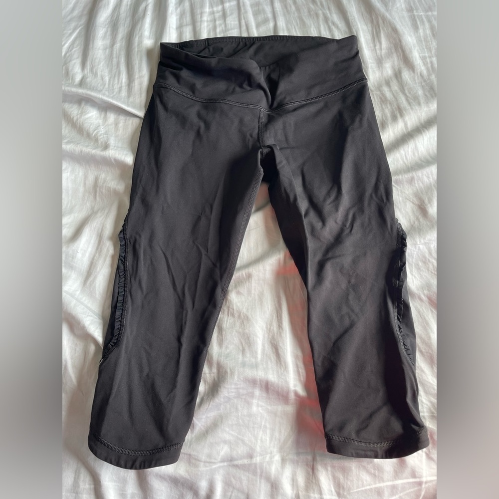 LULULEMON* Run Fast & Free Crop Ruffle Trim Leggings, size 4